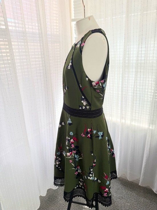 Guess Olive Green Floral Midi Dress with Black Trim Size 10 - Picture 2 of 4